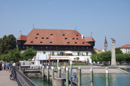 Kaufhaus am Hafen: sog. Konzilgebäude wurde 1388-1391 als Korn- und Lagerhaus errichtet.